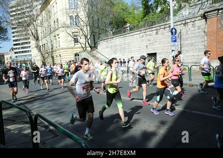 BUDAPEST, HONGRIE - 9 2017 AVRIL : des coureurs de marathon non identifiés participent au 32ème Marathon international de Budapest de la moitié du printemps de Telekom Vicitta Banque D'Images