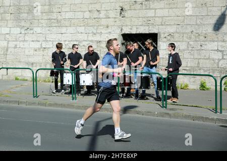 BUDAPEST, HONGRIE - 9 2017 AVRIL : des coureurs de marathon non identifiés participent au 32ème Marathon international de Budapest de la moitié du printemps de Telekom Vicitta Banque D'Images