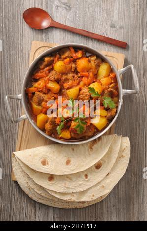 Ragoût d'agneau et de pomme de terre avec tortillas (vu d'en haut) Banque D'Images