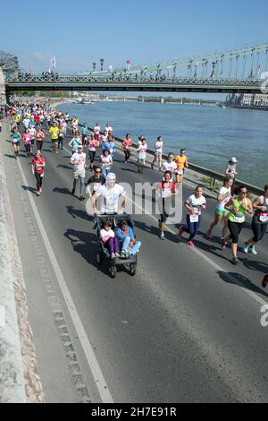 BUDAPEST, HONGRIE - 9 2017 AVRIL : des coureurs de marathon non identifiés participent au 32ème Marathon international de Budapest de la moitié du printemps de Telekom Vicitta Banque D'Images