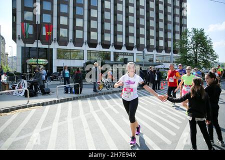 BUDAPEST, HONGRIE - 9 2017 AVRIL : des coureurs de marathon non identifiés participent au 32ème Marathon international de Budapest de la moitié du printemps de Telekom Vicitta Banque D'Images