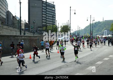 BUDAPEST, HONGRIE - 9 2017 AVRIL : des coureurs de marathon non identifiés participent au 32ème Marathon international de Budapest de la moitié du printemps de Telekom Vicitta Banque D'Images