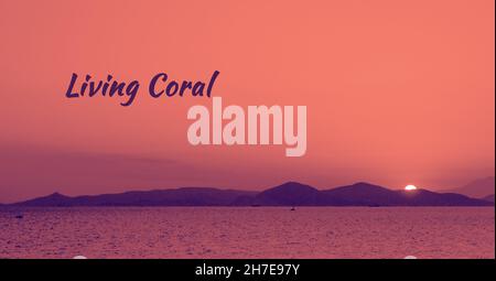 Photographie de tendance sur le thème de la couleur de l'année 2019 - Living Coral.Paysage d'été avec vue sur la mer le soir au coucher du soleil, texte Banque D'Images