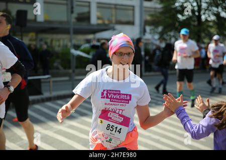 BUDAPEST, HONGRIE - 9 2017 AVRIL : des coureurs de marathon non identifiés participent au 32ème Marathon international de Budapest de la moitié du printemps de Telekom Vicitta Banque D'Images