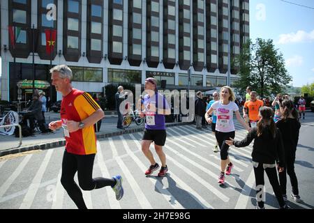 BUDAPEST, HONGRIE - 9 2017 AVRIL : des coureurs de marathon non identifiés participent au 32ème Marathon international de Budapest de la moitié du printemps de Telekom Vicitta Banque D'Images