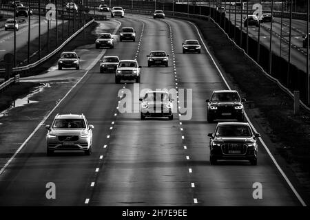 11-11-2021 Riga, Lettonie embouteillage sur l'autoroute lettone.Discussion actuelle sur les frais de péage pour les voitures étrangères. Banque D'Images