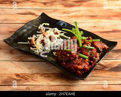 Assortiment de plats indiens poulet schezwan servi sur fond de bois rustique.Plats et hors-d'œuvre de cuisine indienne, sélection Banque D'Images