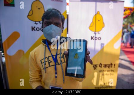 Un homme possède un smartphone affichant l'application Koo App Indian social Media à Dilli Haat.Koo est une mise à jour personnelle, une plate-forme de micro-blogging de partage d'opinion.L'application Made-in-India permet aux gens d'exprimer leur opinion dans les langues indiennes avec une communauté indienne forte et unie.10,000,000 dix millions de téléchargements; c'est l'application indienne de réseautage social qui connaît la croissance la plus rapide et qui appartient à la société Bombinate technologies Pvt Ltd. Basée à Bengaluru.Koo a été déclaré une application AatmaNirbhar (auto-dépendante) et a remporté le défi de l'innovation d'application AatmaNirbhar (auto-dépendante) organisé par le gouvernement de l'Inde en août 2020. Banque D'Images