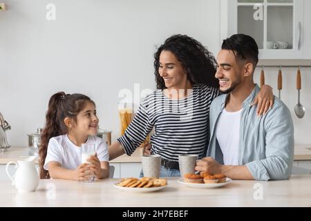 Bonne famille prenant le petit déjeuner tout en passant le week-end à la maison Banque D'Images