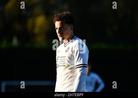 Swansea, pays de Galles.22 novembre 2021.Lincoln McFayden de Swansea City moins de 23 ans pendant le match de la Ligue de développement professionnel entre Swansea City moins de 23 ans et Charlton Athletic moins de 23 ans à la Swansea City Academy à Swansea, pays de Galles, Royaume-Uni le 22 novembre 2021.Crédit : Duncan Thomas/Majestic Media.Credit: Majestic Media Ltd/Alay Live News Banque D'Images