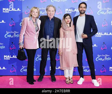 (De gauche à droite) Madeleine Gurdon, Andrew Lloyd Webber, Malala Yousafzai, et son mari Asser Malik arrivent pour un gala spécial de la production de Cendrillon de Sir Andrew, pour soutenir le Malala Fund, au Gillian Lynne Theatre de Londres.Date de la photo: Lundi 22 novembre 2021. Banque D'Images