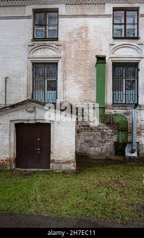 Moscou, Russie - 14 novembre 2021 : tuyaux de ventilation dans la vieille maison.Photo de haute qualité Banque D'Images