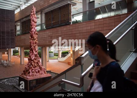 Hong Kong, Chine.21 novembre 2021.Le « pilier de la honte », une sculpture commémorant les victimes de la répression de Tiananmen en Chine en 1989, présentée à l'Université de Hong Kong.(Photo par Isaac Wong/SOPA Images/Sipa USA) Credit: SIPA USA/Alay Live News Banque D'Images