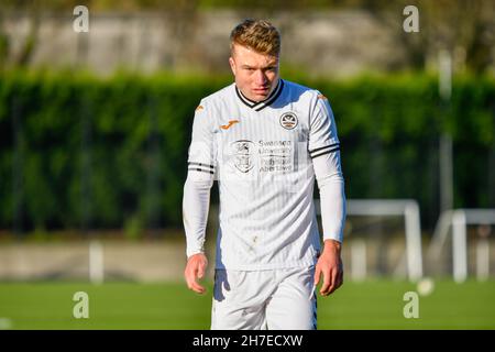 Swansea, pays de Galles.22 novembre 2021.Jacob Jones de Swansea City moins de 23 ans pendant le match de la Ligue de développement professionnel entre Swansea City moins de 23 ans et Charlton Athletic moins de 23 ans à la Swansea City Academy à Swansea, pays de Galles, Royaume-Uni, le 22 novembre 2021.Crédit : Duncan Thomas/Majestic Media.Credit: Majestic Media Ltd/Alay Live News Banque D'Images