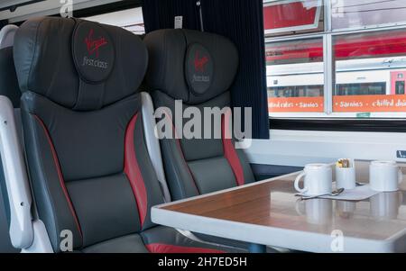 Logo Virgin First Class sur les sièges en cuir, itinéraire Virgin mainline, avec table et tasses à café, Royaume-Uni Banque D'Images