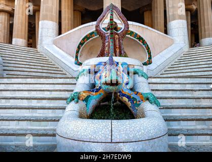 Célèbre lézard en mosaïque ou fontaine de salamandre dans le parc Guell.Sculpture en mosaïque dans le parc Güell conçue par Antoni Gaudí situé sur la colline de Carmel, à Barcelo Banque D'Images