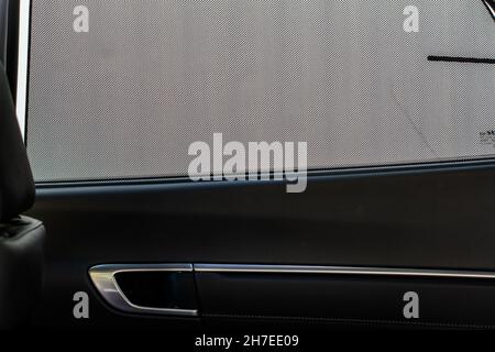 Pare-soleil ouvert.Rideaux de rideau de rideau de côté de voiture.Rideau pare-soleil dans une voiture moderne. Banque D'Images