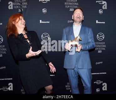 STOCKHOLM 20211120Le réalisateur du Festival Git Scheynius et l'acteur et réalisateur britannique Kenneth Branagh qui a reçu le prix honorifique de la réalisation de Stockholm au Festival du film de Stockholm qui s'est terminé samedi avec une projection du film de Branagh 'Belfast' ..Photo: Karin Törnblom / TT / code 2377 *** PHOTO DE PAIEMENT *** Banque D'Images