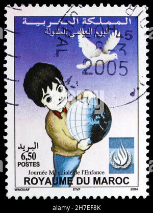 MOSCOU, RUSSIE - 25 OCTOBRE 2021 : le timbre-poste imprimé au Maroc montre la Journée universelle des enfants, vers 2004 Banque D'Images