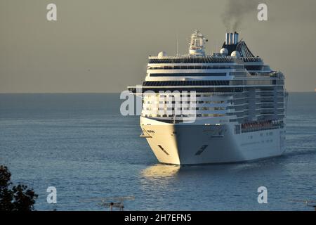 Marseille, France.20 novembre 2021.Le navire de croisière MSC Fantasia arrive au Vieux-Port de Marseille.Crédit : SOPA Images Limited/Alamy Live News Banque D'Images