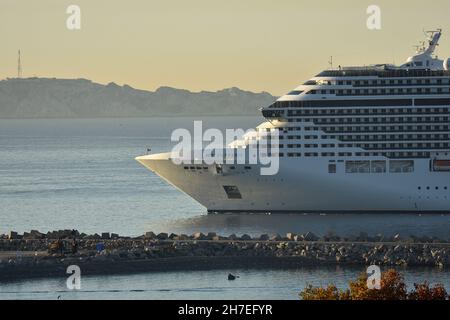 Marseille, France.20 novembre 2021.Le navire de croisière MSC Fantasia arrive au Vieux-Port de Marseille.(Photo de Gerard Bottino/SOPA Images/Sipa USA) crédit: SIPA USA/Alay Live News Banque D'Images