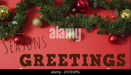 Image du texte de voeux de saisons sur les décorations de noël Banque D'Images
