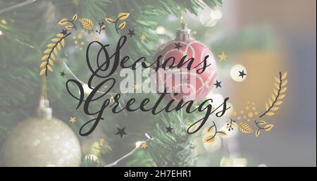 Image du texte de voeux de saisons sur l'arbre de noël Banque D'Images