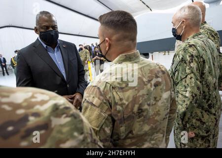 Abu Dhabi, Émirats arabes Unis.22 novembre 2021.Le secrétaire américain à la Défense, Lloyd J. Austin III, visite les membres du service affectés au programme de véhicules aériens sans pilote à la base aérienne d'Al Dhafra, le 22 novembre 2021 à l'extérieur d'Abu Dhabi, aux Émirats arabes Unis.Austin se rend dans la région pour participer au dialogue annuel de Manama et rencontrer ses alliés.Credit: Chad McNeeley/DOD/Alay Live News Banque D'Images