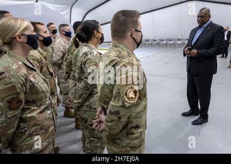 Abu Dhabi, Émirats arabes Unis.22 novembre 2021.Le secrétaire américain à la Défense, Lloyd J. Austin III, visite les membres du service affectés à la base aérienne d'Al Dhafra, le 22 novembre 2021 à l'extérieur d'Abu Dhabi, aux Émirats arabes Unis.Austin se rend dans la région pour participer au dialogue annuel de Manama et rencontrer ses alliés.Credit: Chad McNeeley/DOD/Alay Live News Banque D'Images