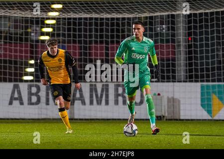 AMSTERDAM, PAYS-BAS - NOVEMBRE 22 : gardien de but Jay Gorter d'Ajax Amsterdam U21 lors du match Keuken Kampioen Divie entre Jong Ajax et Roda JC à de Toekomst le 22 novembre 2021 à Amsterdam, pays-Bas (photo de René Nijhuis/Orange Pictures) Banque D'Images