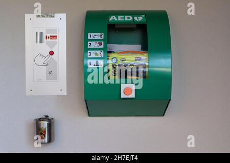Défibrillateur DAE situé à l'avant d'un bâtiment en Suisse Banque D'Images