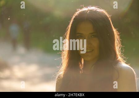 Timisoara, Roumanie - 23 avril 2016 : portrait d'une fille rétroéclairé par le soleil.En contre-jour Banque D'Images