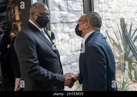 Manama, Bahreïn.20 novembre 2021.Le secrétaire américain à la Défense, Lloyd J. Austin III, tremble les mains avec le ministre malaisien de la Défense, Hishammuddin Hussein, parti, avant une réunion bilatérale sur la touche du 17e dialogue annuel sur les études stratégiques de Manama, le 20 novembre 2021 à Manama, Bahreïn.Crédit: Chad McNeeley/DOD photo/Alay Live News Banque D'Images