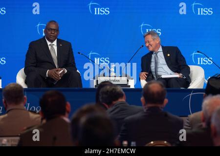 Manama, Bahreïn.20 novembre 2021.Le secrétaire à la Défense des États-Unis, Lloyd J. Austin III, et le Dr John Chipman, directeur général et chef de la direction de l'Institut international d'études stratégiques, posent des questions aux participants au 17e dialogue annuel de Manama, le 20 novembre 2021 à Manama, Bahreïn.Crédit: Chad McNeeley/DOD photo/Alay Live News Banque D'Images