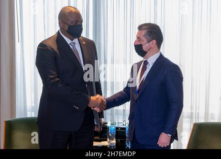 Manama, Bahreïn.20 novembre 2021.Le secrétaire américain à la Défense, Lloyd J. Austin III, tremble la main avec Mastour Barzani, premier ministre du gouvernement régional du Kurdistan, à droite, avant une réunion bilatérale sur la touche du 17e dialogue annuel sur les études stratégiques de Manama, le 20 novembre 2021 à Manama, Bahreïn.Crédit: Chad McNeeley/DOD photo/Alay Live News Banque D'Images