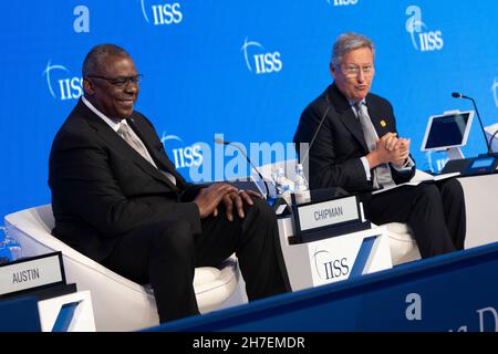 Manama, Bahreïn.20 novembre 2021.Le secrétaire américain à la Défense, Lloyd J. Austin III, à gauche, et le Dr John Chipman, directeur général et chef de la direction de l'Institut international d'études stratégiques, posent des questions aux participants au 17e dialogue annuel de Manama, le 20 novembre 2021, à Manama, au Bahreïn.Crédit: Chad McNeeley/DOD photo/Alay Live News Banque D'Images