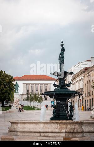 Vila Real, Portugal; 26 août 2021: Place principale de la ville avec la fontaine au premier plan et une statue d'un héros portugais dans le backgroun Banque D'Images