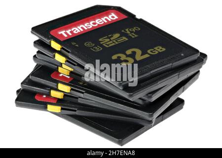 Cartes SD UHS-II Transcend 700S de 32 Go isolées sur fond blanc Banque D'Images