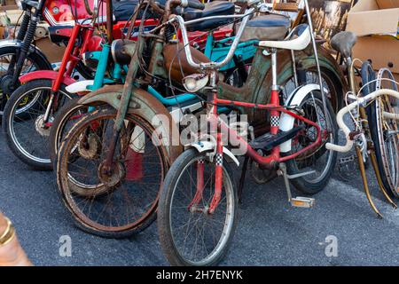 CORTEMAGGIORE, ITALIE - 06 octobre 2021: Vieux vélos anciens dans l'ancien marché de Cortemaggiore, Italie. Banque D'Images