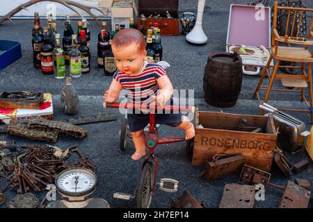 CORTEMAGGIORE, ITALIE - 06 octobre 2021 : gros plan d'un magnifique marché d'antiquités à Cortemaggiore en Italie, par beau temps ensoleillé Banque D'Images