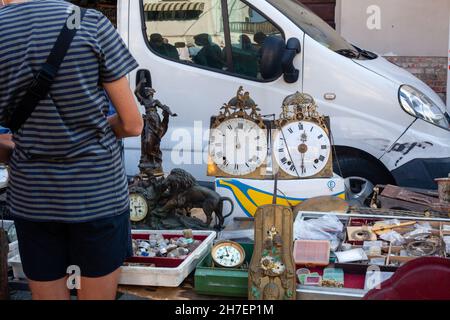 CORTEMAGGIORE, ITALIE - 06 octobre 2021 : anciennes horloges anciennes dans un ancien marché de Cortemaggiore, Italie. Banque D'Images