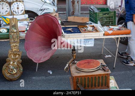 CORTEMAGGIORE, ITALIE - 06 octobre 2021 : gros plan d'un ancien gramophone rétro dans un magnifique marché antique, Cortemaggiore Italie Banque D'Images