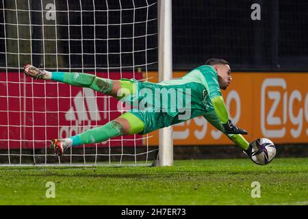 AMSTERDAM, PAYS-BAS - NOVEMBRE 22 : gardien de but Jay Gorter d'Ajax Amsterdam U21 lors du match Keuken Kampioen Divie entre Jong Ajax et Roda JC à de Toekomst le 22 novembre 2021 à Amsterdam, pays-Bas (photo de René Nijhuis/Orange Pictures) Banque D'Images