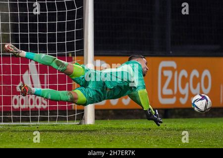 AMSTERDAM, PAYS-BAS - NOVEMBRE 22 : gardien de but Jay Gorter d'Ajax Amsterdam U21 lors du match Keuken Kampioen Divie entre Jong Ajax et Roda JC à de Toekomst le 22 novembre 2021 à Amsterdam, pays-Bas (photo de René Nijhuis/Orange Pictures) Banque D'Images