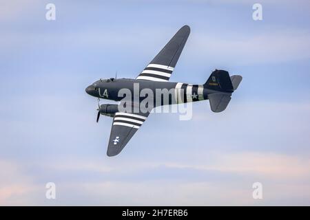 Douglas C-47 Skytrain ou Dakota, avion de transport militaire.Vol au-dessus de Northamptonshire Royaume-Uni Banque D'Images