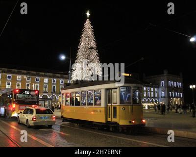 Lisbonne, Portugal.22 novembre 2021.(INT) arbre de Noël à la place Comercio à Lisbonne.22 novembre 2021, Lisbonne, Portugal: L'arbre de Noël est déjà allumé sur la place Comercio, dans le centre de Lisbonne, ainsi que les rues et avenues de la ville, qui se prépare aux festivités de Noël, le lundi (22) (Credit image: © Edson de Souza/TheNEWS2 via ZUMA Press Wire) Banque D'Images