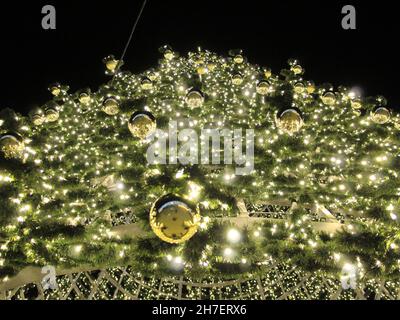 Lisbonne, Portugal.22 novembre 2021.(INT) arbre de Noël à la place Comercio à Lisbonne.22 novembre 2021, Lisbonne, Portugal: L'arbre de Noël est déjà allumé sur la place Comercio, dans le centre de Lisbonne, ainsi que les rues et avenues de la ville, qui se prépare aux festivités de Noël, le lundi (22) (Credit image: © Edson de Souza/TheNEWS2 via ZUMA Press Wire) Banque D'Images