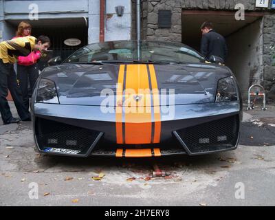 Kiev, Ukraine - 18 septembre 2010: Voiture de luxe Lamborghini Gallardo LP560-4 garée dans la ville Banque D'Images