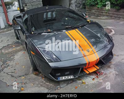 Kiev, Ukraine - 18 septembre 2010: Voiture de luxe Lamborghini Gallardo LP560-4 garée dans la ville Banque D'Images