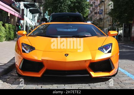 Kiev, Ukraine - 17 juin 2012 : Lamborghini Aventador dans la rue.Super voiture orange Banque D'Images